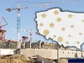 Budowa w aglomeracji, mimo wysokich cen działek (1000 zł/m²), to klucz do sukcesu deweloperów. Mapa Polski z zaznaczonymi województwami.