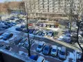 Zimowy parking pod blokiem z lat 90. pokazuje, dlaczego mieszkańcy mają problem z parkowaniem. Auta upchnięte na każdym wolnym skrawku ziemi.