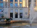 Ministerstwo Finansów. Od września 2026 r. platformy rezerwacyjne będą raportować dane do skarbówki. Fontanna przed budynkiem.