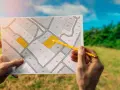 Plan działki z zaznaczonymi parcelami. Rozważasz, jak przekształcić działkę rekreacyjną na budowlaną?