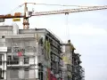 Budowa bloku mieszkalnego z dźwigiem. Zastanawiasz się, ile naprawdę zarabia deweloper na metrze kwadratowym przy marży 30 procent?