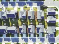 Widok z lotu ptaka na nowe osiedle. Dlaczego mieszkańcy nowych osiedli w 2026 r. masowo skarżą się na patodeweloperkę? Domy stoją blisko siebie, brakuje zieleni.
