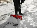 Osoba odśnieża chodnik przed domem. Kto odpowiada za odśnieżanie chodnika przed domem wynajmowanym na cele mieszkalne? Zwykle najemca.