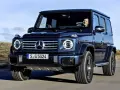 Ciemnoniebieski Mercedes-Benz Klasy G z kierowcą za kierownicą, jadący po pustynnej drodze. Czy mieszkania w klasie energetycznej G staną się niesprzedawalne po czerwcu 2026?