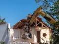 Gdzie zgłosić rozbiórkę budynku gospodarczego? Kluczowe informacje i porady