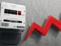 Licznik energii elektrycznej i czerwona strzałka w górę symbolizują, dlaczego koszt doprowadzenia prądu do działki wzrósł o 20 procent w 2026 roku.