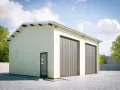 Jasny budynek garażowy z dwoma bramami i drzwiami, otoczony drzewami i utwardzonym podjazdem.