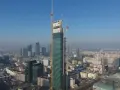 Varso Tower w budowie, z dźwigami na szczycie, góruje nad panoramą Warszawy. Trudno ocenić, ile pięter ma Varso Tower, ale jest już najwyższym budynkiem w Polsce.