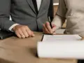Podpisanie umowy. Dowiedz się, ile kosztuje przekształcenie działki rolnej na budowlaną.