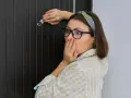 Zaskoczona kobieta z kluczem w drzwiach. Czy właściciel mieszkania może wejść do lokalu pod nieobecność najemcy w 2026 roku?