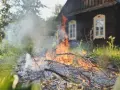 Czy można palić gałęzie na działce? Sprawdź, jakie są zakazy i kary