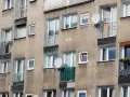 Szare bloki mieszkalne z balkonami i antenami satelitarnymi. Czy wojsko daje mieszkanie w takich budynkach?
