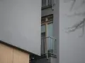Szare ściany, drewniane elementy i wąskie okno z balkonem. To właśnie takie budynki budzą pytania, dlaczego mieszkańcy nowych osiedli masowo skarżą się na patodeweloperkę akustyczną.