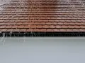 Deszcz kapie z dachówek. Kto musi zapłacić za remont przeciekającego dachu w bloku wspólnotowym?