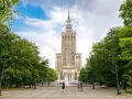 Pałac Kultury i Nauki w Warszawie. Zastanawiasz się, ile za metr w Warszawie? Spacer po placu przed Pałacem.