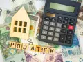 Drewniany domek, kalkulator i polskie banknoty. Czy podatek od nieruchomości za grunt wzrośnie o maksymalną stawkę 4,5 procent?