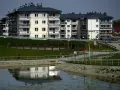Nowoczesne bloki mieszkalne nad stawem. Czy wspólnota mieszkaniowa może prawnie zakazać wynajmowania mieszkań na doby?