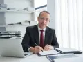 Prawnik analizuje umowę najmu okazjonalnego, szukając ukrytych haczyków, o których nie mówią notariusze.