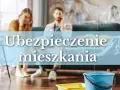 Para ubezpieczyć mieszkanie w bloku, para martwi się o zalanie. Na pierwszym planie wiaderka zbierające wodę.
