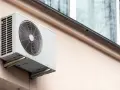 Jednostka klimatyzatora na ścianie bloku. Dlaczego wspólnoty w starych blokach masowo odmawiają zgody na klimatyzację?