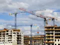 Budowa osiedla z wieloma dźwigami. Czy to zapowiedź prawdziwych powodów, dla których deweloperzy masowo wstrzymują budowy w 2026 roku?