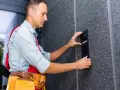 Instalator montuje domofon z kamerą. Czy system domofonowy z rozpoznawaniem twarzy w blokach narusza przepisy RODO?