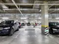 Podziemne parkingi w blokach, jak ten z autami elektrycznymi, są bezpieczne dla samochodów elektrycznych w 2026.