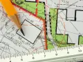 Ołówek i linijka na mapie geodezyjnej. Detale planu pomagają zrozumieć, jak sprawdzić położenie działki i jej wymiary.