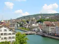 Widok na Zurych z rzeką Limmat. Zastanawiasz się, ile kosztuje mieszkanie w Szwajcarii?
