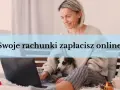 Kobieta z psem na kolanach płaci rachunki online. Dowiedz się, jak opłacić czynsz za lokal bez gotówki, wygodnie z domu.