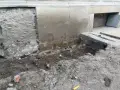 Uszkodzony fundament bloku budowanego na terenach podmokłych. Kto odpowiada za pęknięcia?