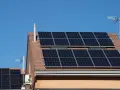 Panele fotowoltaiczne na dachu domu. Od września 2026 panele fotowoltaiczne będą obowiązkowe na części budynków, by zwiększyć produkcję czystej energii.