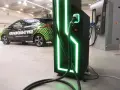 Elektryczny samochód "Ekoenergetyka" przy nowoczesnej ładowarce. Od września 2026 r. każdy blok musi mieć punkt ładowania aut elektrycznych.