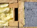 Porównanie izolacji: wełna mineralna vs styropian. Czy ocieplenie bloku wełną mineralną jest lepsze niż styropianem pod kątem pożarowym? Widok przekroju ściany.