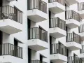 Nowoczesny budynek z balkonami. Dlaczego w 2026 roku mikrokawalerki poniżej 25 metrów tracą płynność finansową?