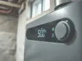 Jaka temperatura ciepłej wody w bloku zapewnia bezpieczeństwo i komfort?