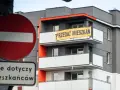 Baner "PRZEDAZ MIESZKAN" na nowoczesnym bloku. Czy to znak, dlaczego ceny mieszkań są tak wysokie?