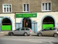 Przed sklepem Żabka, gdzie pewnie zastanawiamy się, ile żabka płaci za wynajem, stoją dwa samochody.