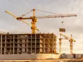 Budowa osiedla z żurawiami w tle. Czy to właśnie tutaj znany deweloper został oskarżony o ukrywanie wad konstrukcyjnych?