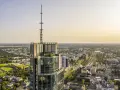 Wieżowiec Varso Tower w Warszawie, z anteną, góruje nad miastem. Zastanawiasz się, ile metrów ma Varso Tower? To imponujące 303 metry!