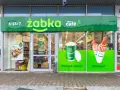 Sklep Żabka, czynny 6-23/7, oferuje gorącą kawę i hot dogi. Ile płaci Żabka za lokal? Tego nie wiemy, ale na pewno warto zajrzeć!
