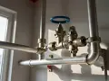 Instalacja gazowa z zaworami i rurami. Czy modernizacja instalacji gazowej w bloku jest obowiązkowa przed końcem 2026 roku?