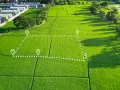 Działka rolna z zaznaczonymi granicami i pinezkami. Zastanawiasz się, ile kosztuje odrolnienie działki pod budowę?