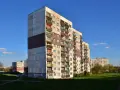 Bloki z wielkiej płyty, choć starsze, mogą być bezpieczniejsze od nowych apartamentowców dzięki solidnej konstrukcji.