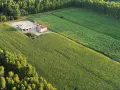 Działka budowlana na wschodzie Polski, otoczona polami i lasem, może być odpowiedzią na pytanie, dlaczego ceny działek na ścianie wschodniej rosną szybciej niż w centrum Polski.