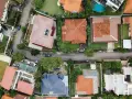 Domy na obrzeżach miast, z dachami z czerwonej dachówki, otoczone zielenią. Czy to początek trendu, dlaczego ceny mieszkań w blokach na obrzeżach miast zaczęły spadać w marcu 2026?