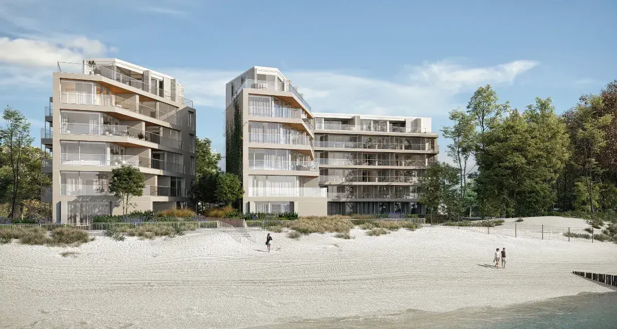 Nowoczesne apartamenty nad morzem, które mogą stracić na wartości od 2026 roku. Widok na plażę i budynki z balkonami.