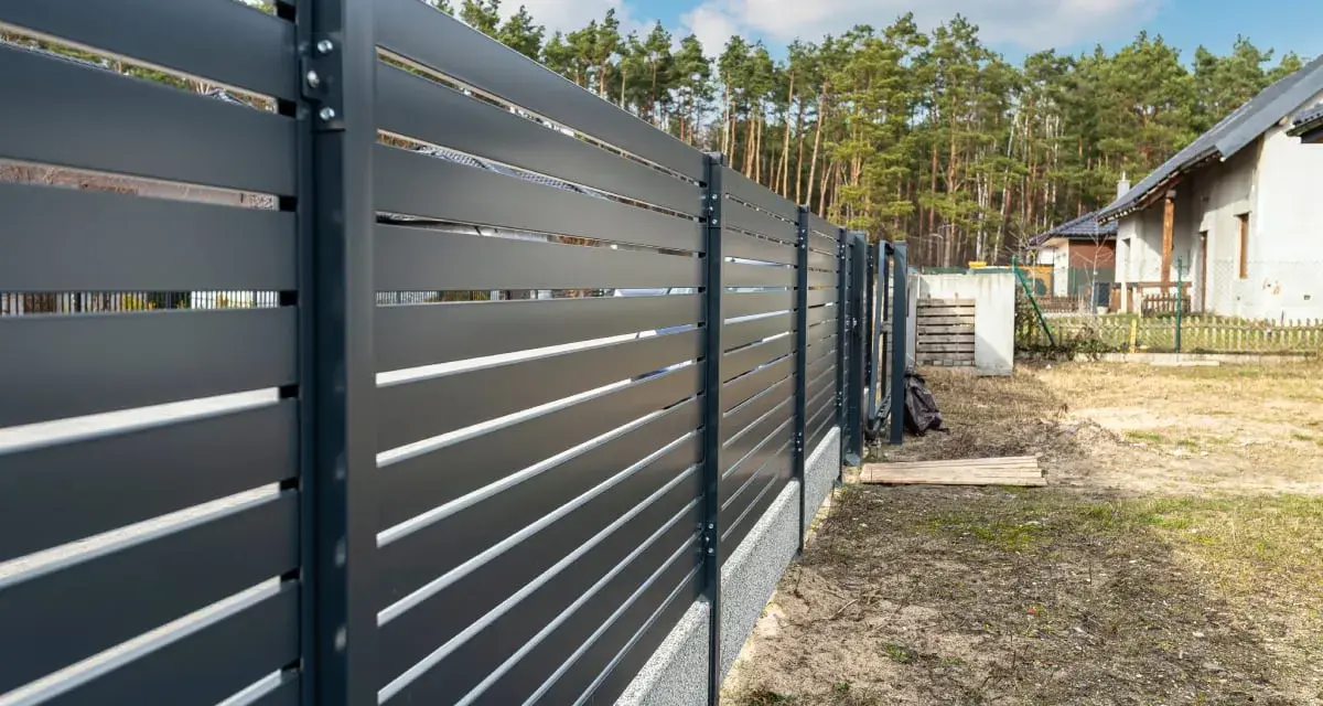 Ile kosztuje ogrodzenie działki? Sprawdź, co wpłynie na cenę