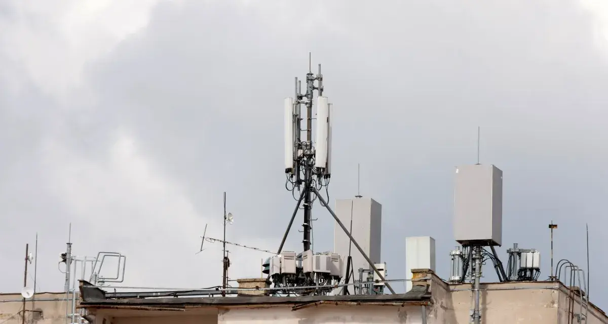 Maszt 5G na dachu bloku. Czy mieszkańcy bloków mogą prawnie zablokować budowę?