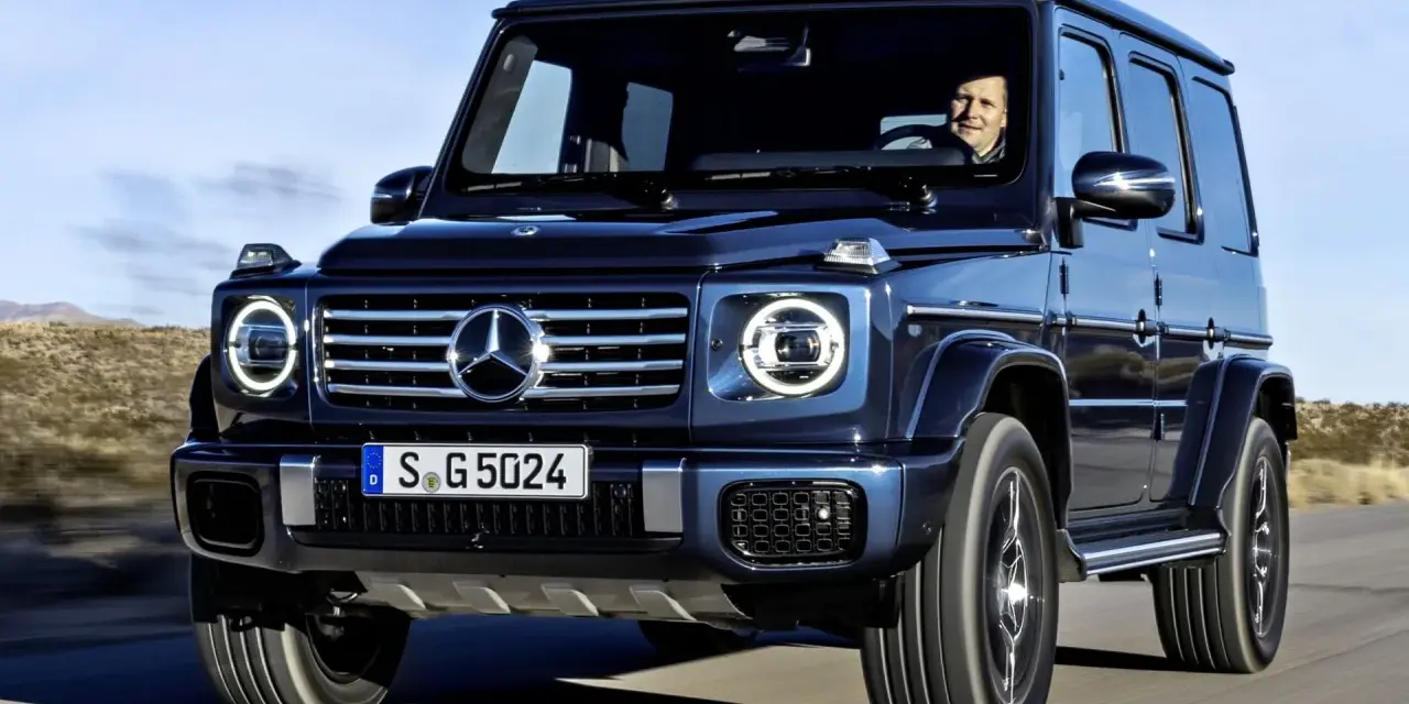 Ciemnoniebieski Mercedes-Benz Klasy G z kierowcą za kierownicą, jadący po pustynnej drodze. Czy mieszkania w klasie energetycznej G staną się niesprzedawalne po czerwcu 2026?